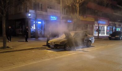 Bursa’da park halindeki araç alev aldı