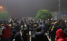 Depremzedeler “Asrın Felaketi”nin Yıl Dönümünde Geceyi Meydanlarda Geçirdi