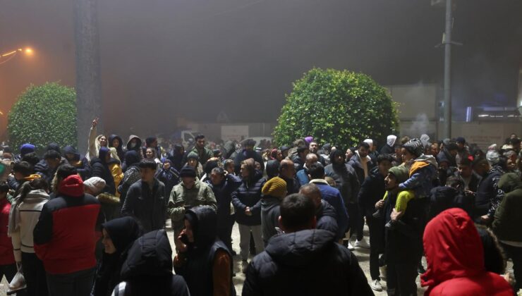 Depremzedeler “Asrın Felaketi”nin Yıl Dönümünde Geceyi Meydanlarda Geçirdi