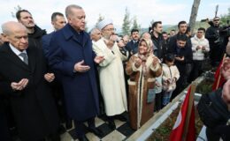 Cumhurbaşkanı Erdoğan deprem şehitlerine Kur’an okudu