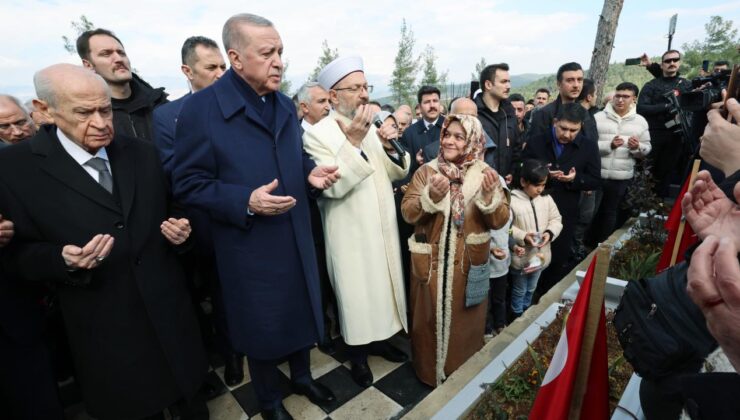 Cumhurbaşkanı Erdoğan deprem şehitlerine Kur’an okudu