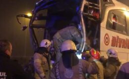 İstanbul’da yolcu otobüsü TIR’a çarptı: Yaralılar var