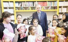 Ödünç kitapları enkazda kalınca