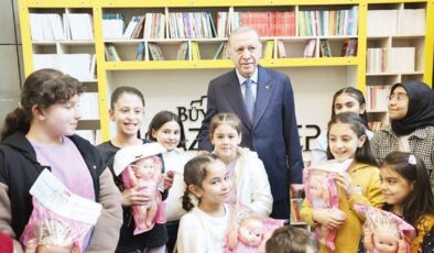 Ödünç kitapları enkazda kalınca