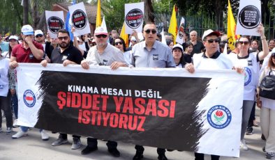Eğitimciler, Okul Müdürünün öldürülmesini protesto etti