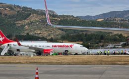 Antalya’da Faciadan dönüldü: Uçak patlayan tekerlerle acil iniş yaptı!