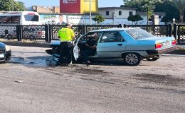Adana’da kontrolden çıkan araç bariyerlere çarptı