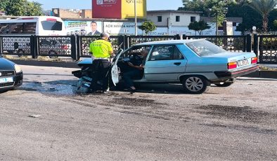 Adana’da kontrolden çıkan araç bariyerlere çarptı