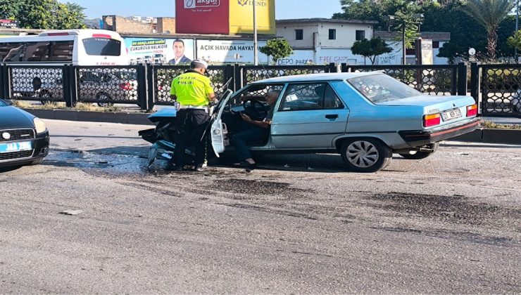 Adana’da kontrolden çıkan araç bariyerlere çarptı