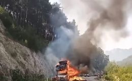 Kozan’da Seyir Halindeki Pikap Alev Aldı