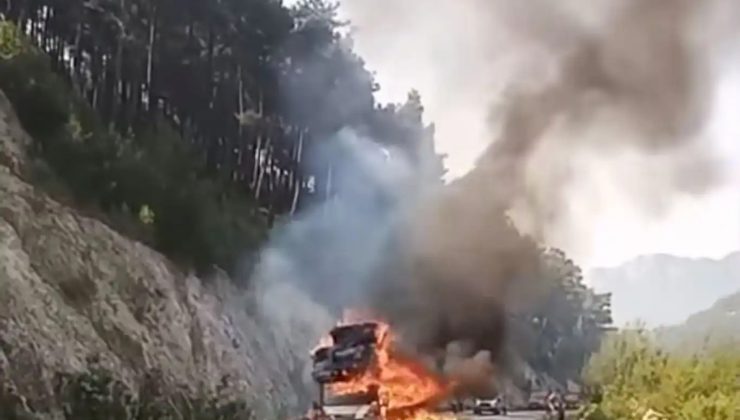 Kozan’da Seyir Halindeki Pikap Alev Aldı