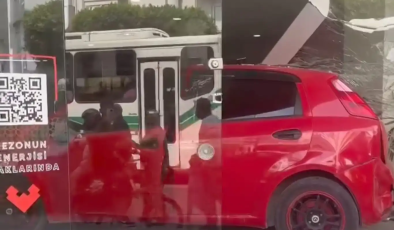 Kontrolden çıkan otomobil iş yerine daldı