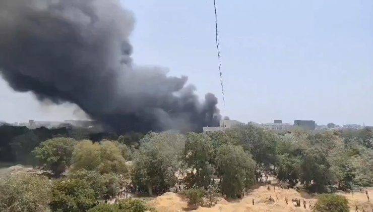 Hindistan’da yolcu uçağı düştü: 242 kişi bulunuyordu