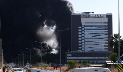 İzmir’de depoda çıkan yangına müdahale sürüyor