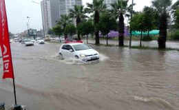 Adana’da sağanak yağış etkili oldu