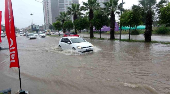 Adana’da sağanak yağış etkili oldu