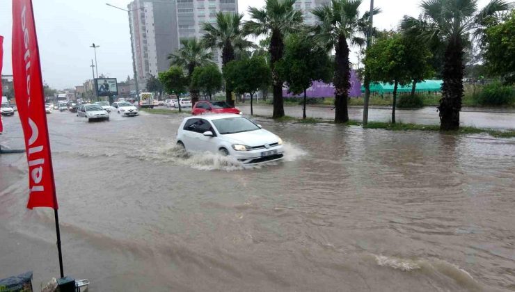 Adana’da sağanak yağış etkili oldu